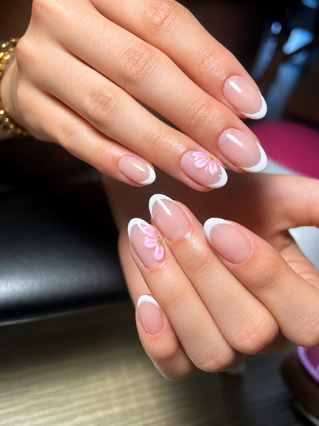 Manicura semipermanente francesa con flor rosa en 3D